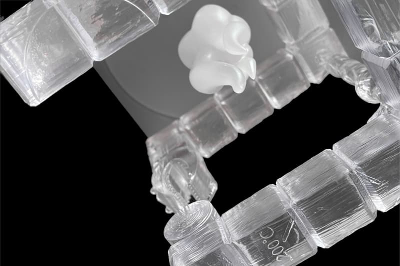 艺术家小龙花打造「火中的鸟鸣」雕塑