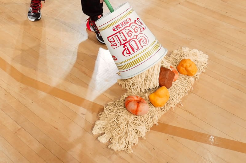 日本籃球協會賽場出現 Nissin 日清食品「杯麵拖把」