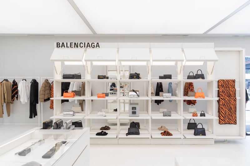 走进 BALENCIAGA 上海新春虎年系列限时体验店