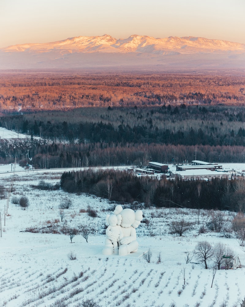 KAWS:HOLIDAY 第八站正式登陆中国长白山 