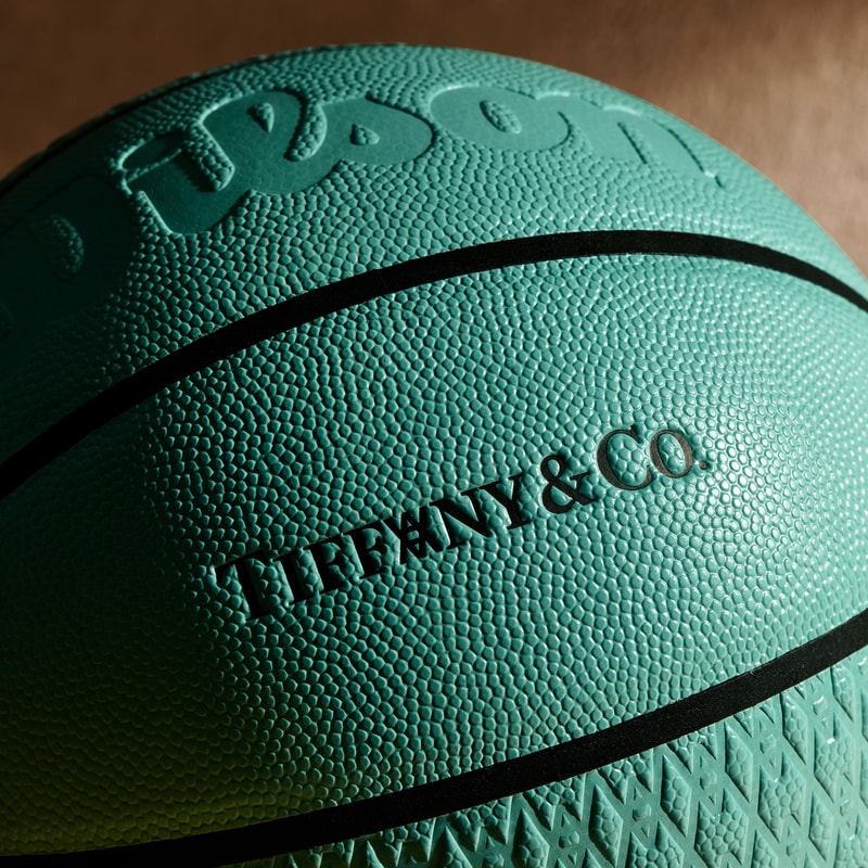 Tiffany & Co. 携手 Daniel Arsham 打造限量版 Tiffany Blue 篮球