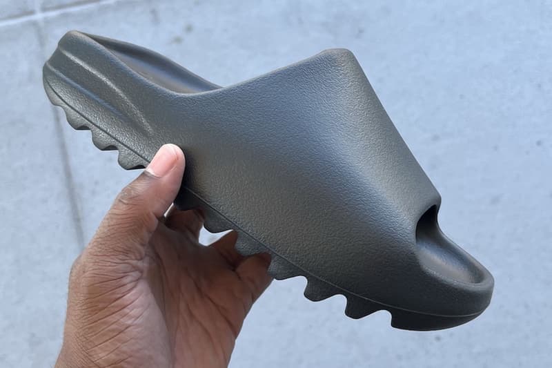 率先近賞 adidas YEEZY SLIDE 最新黑魂配色「Onyx」