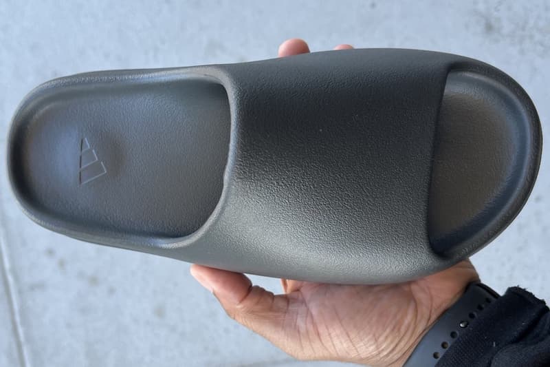率先近賞 adidas YEEZY SLIDE 最新黑魂配色「Onyx」