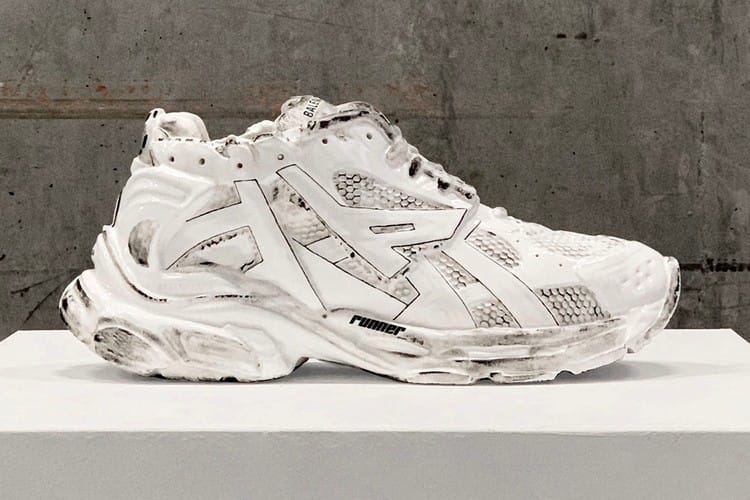 Balenciaga 推出價值 $7,290 美元的 Runner 運動鞋手工雕塑
