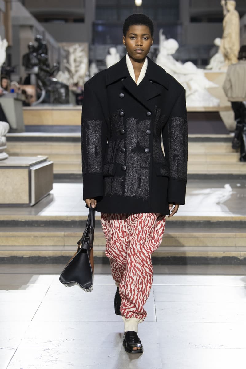 《魷魚遊戲 Squid Game》人氣女星鄭浩妍擔綱 Louis Vuitton 2022 秋冬女裝大秀開場模特