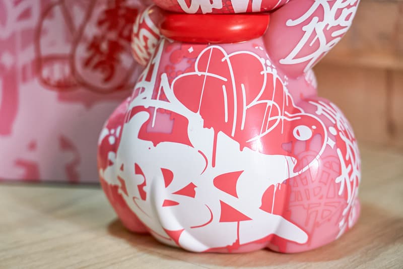 ABS CREW 携手可怜招待所及纯情商店街打造涂鸦版「纯情猫」公仔