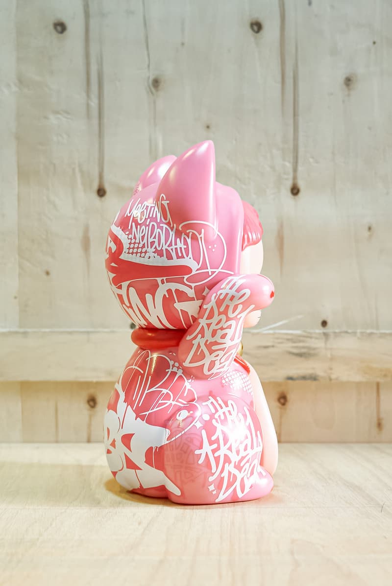 ABS CREW 携手可怜招待所及纯情商店街打造涂鸦版「纯情猫」公仔