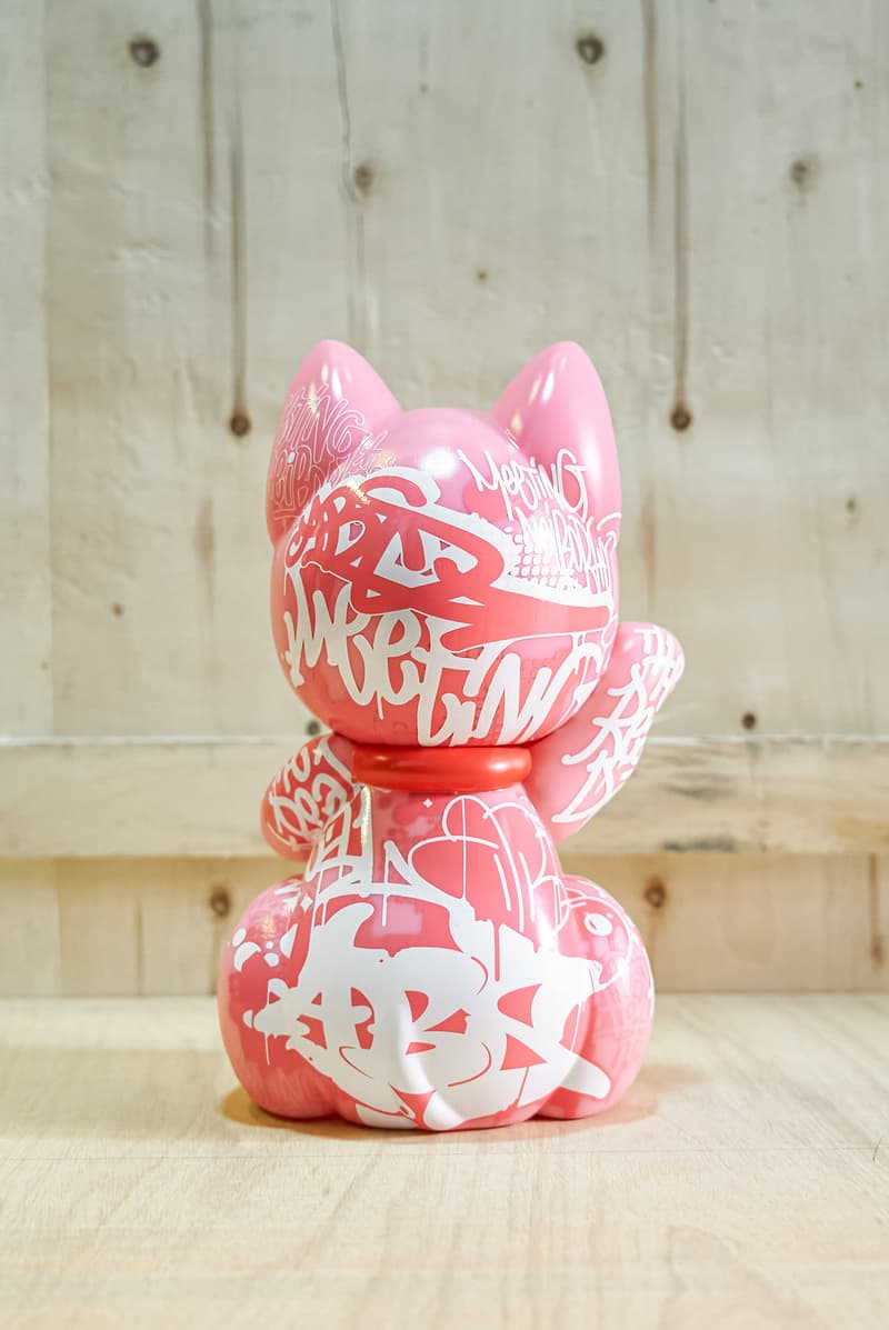 ABS CREW 携手可怜招待所及纯情商店街打造涂鸦版「纯情猫」公仔