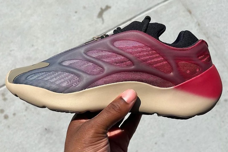 adidas YEEZY 700 V3 最新配色「Fade Carbon」率先曝光