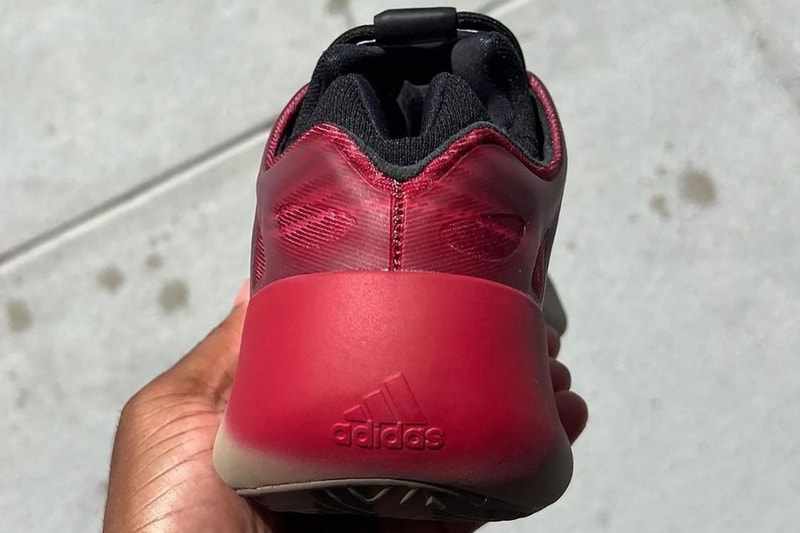 adidas YEEZY 700 V3 最新配色「Fade Carbon」率先曝光