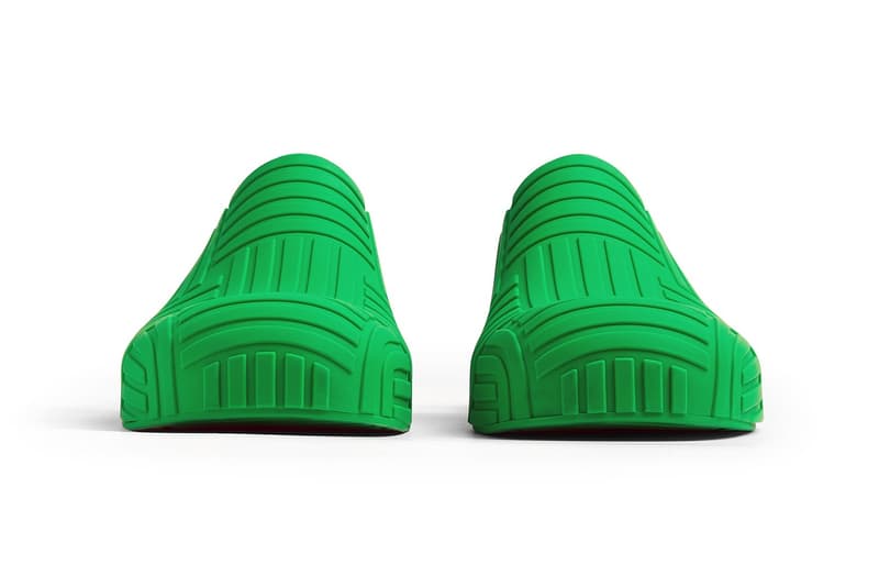 Bottega Veneta 推出要價 $520 美元最新橡膠 Slider 鞋款