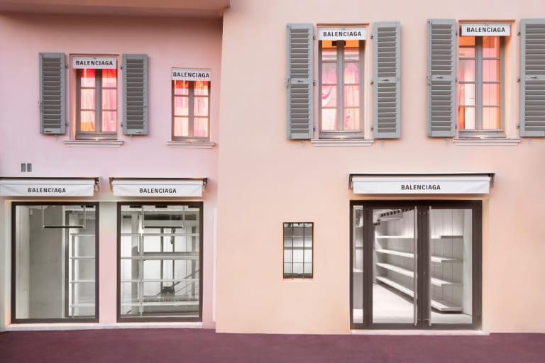 率先走進 Balenciaga 法國聖特羅佩全新店鋪