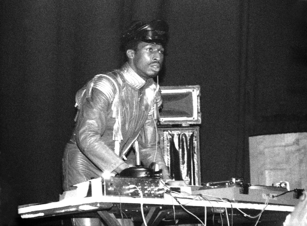 黑胶唱机成为传奇乐器，五十岁的 Technics SL-1200 为何被称作 DJ 的「施坦威」