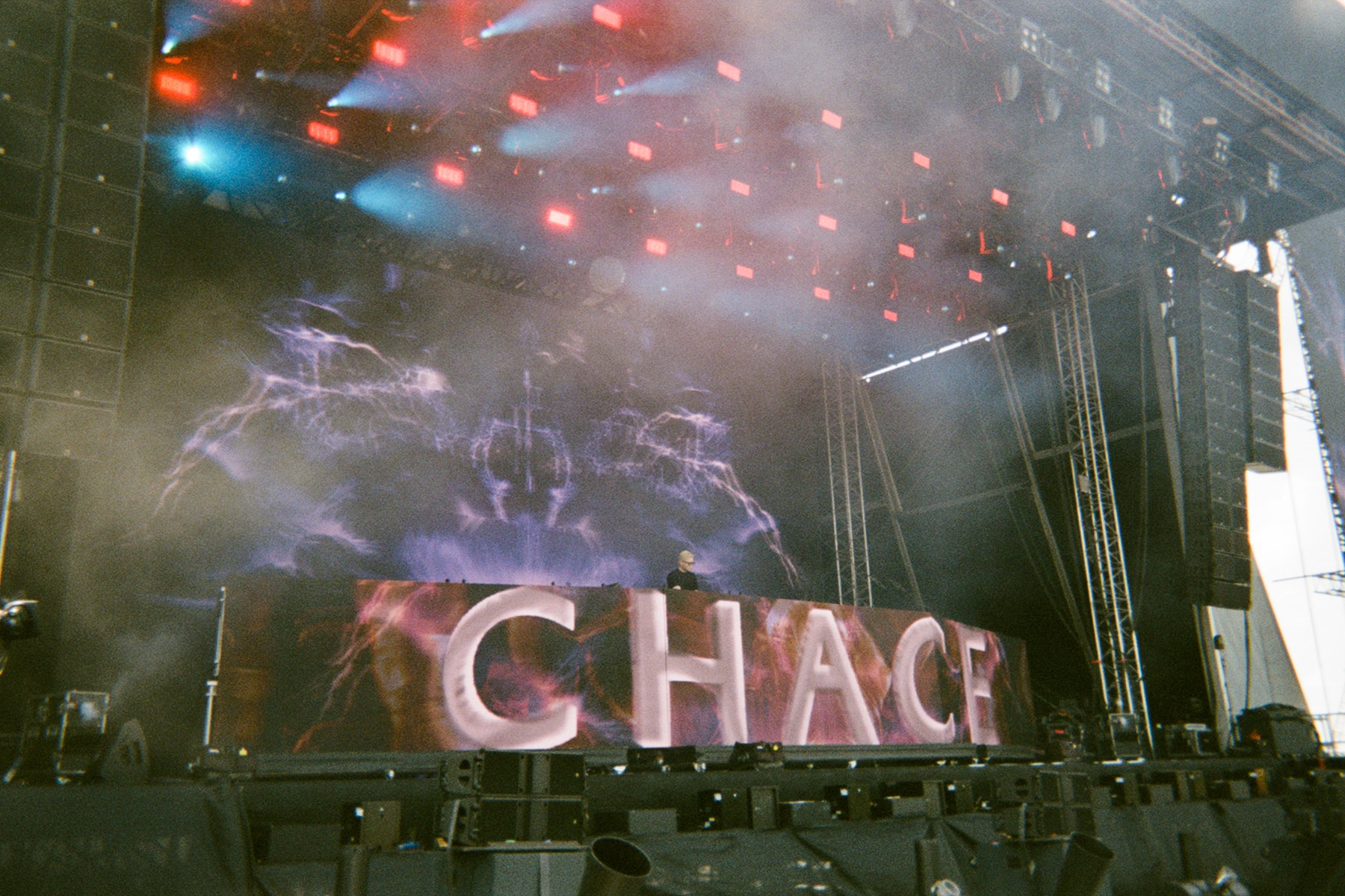 Manual Exposure: 音乐人 Chace 镜头下的 Creamfields 首演幕后与旅居生活