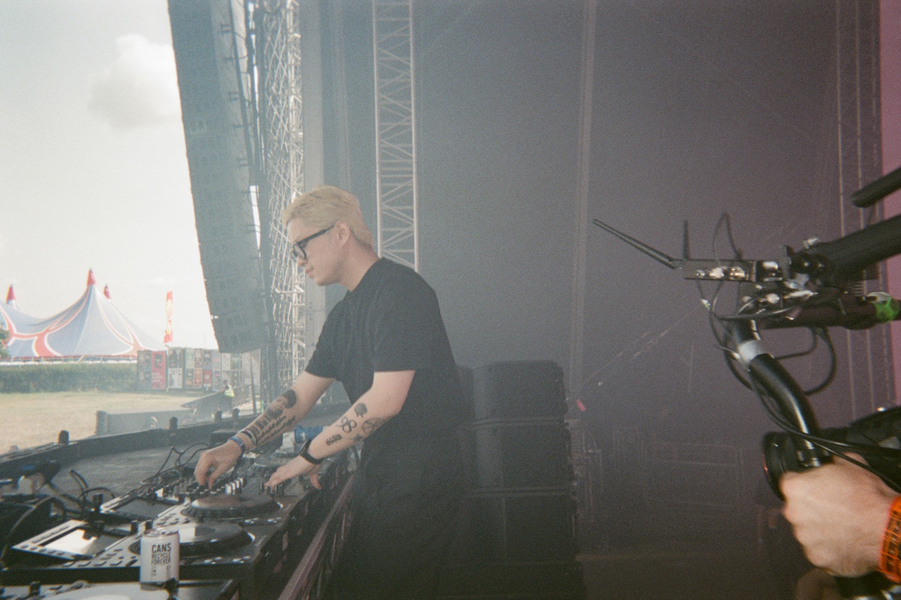 Manual Exposure: 音樂人 Chace 鏡頭下的 Creamfields 首演幕後與旅居生活