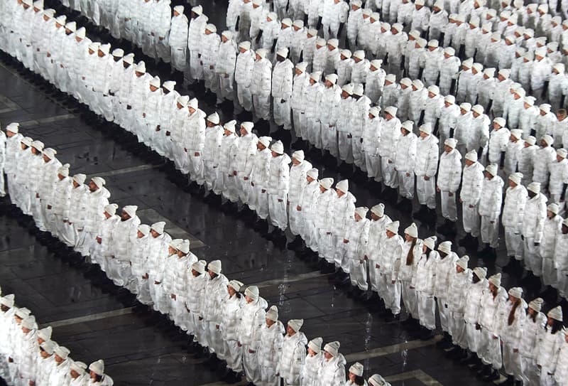 Moncler 70 周年慶典揭幕！700 名舞者、952 名模特齊聚米蘭時裝週