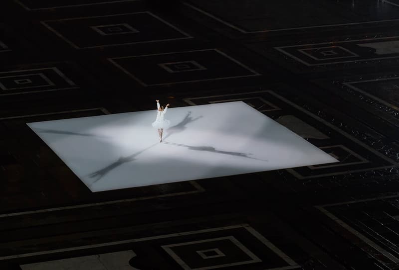 Moncler 70 周年慶典揭幕！700 名舞者、952 名模特齊聚米蘭時裝週