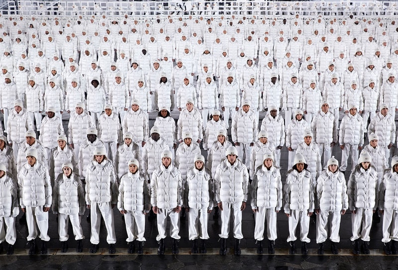 Moncler 70 周年慶典揭幕！700 名舞者、952 名模特齊聚米蘭時裝週