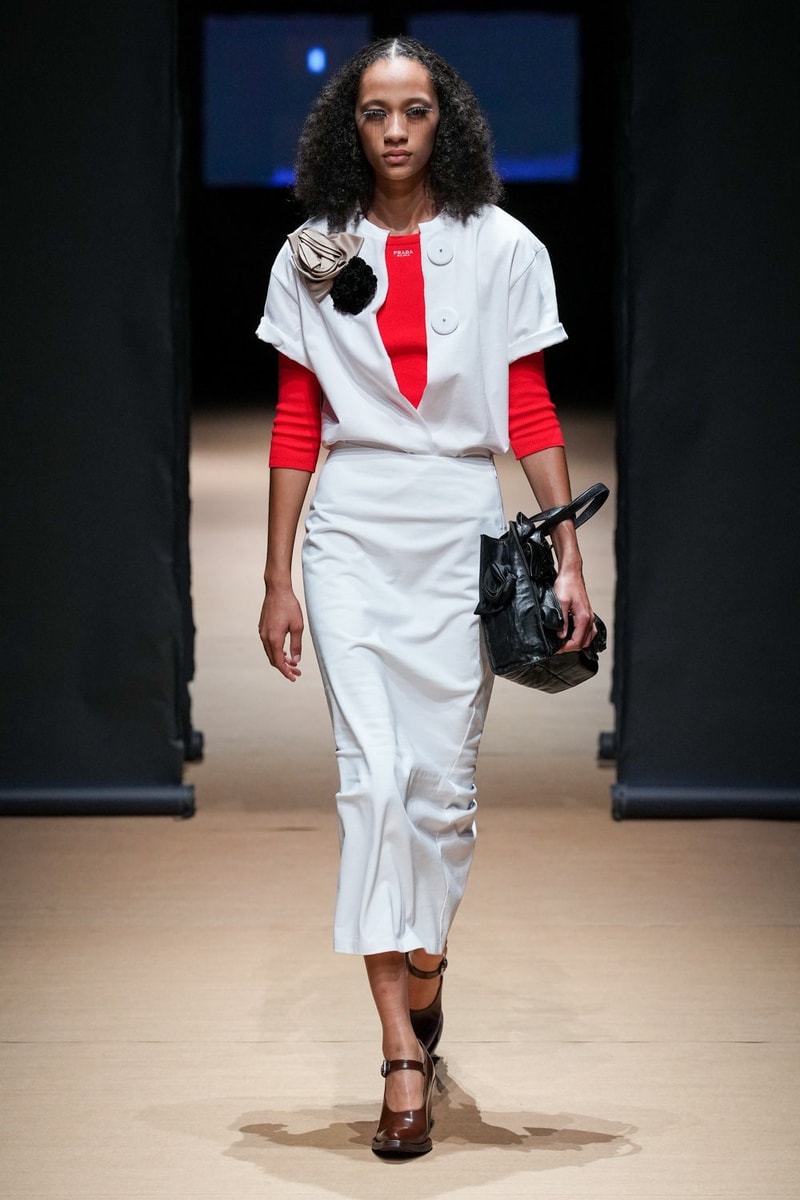 Prada 正式發佈 2023 春夏女裝系列大秀「TOUCH OF CRUDE」
