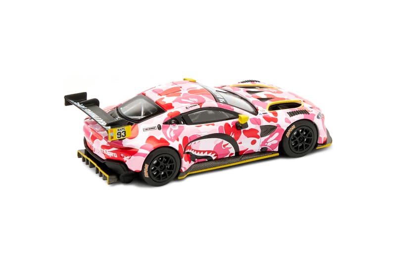 BAPE® x ASTON MARTIN GT3 联名模型车即将登场
