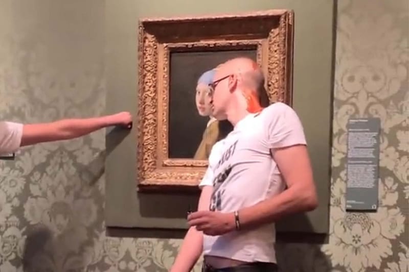 環保團體人士將「自己的頭」黏在 Johannes Vermeer《Girl with a Pearl Earring》畫作玻璃
