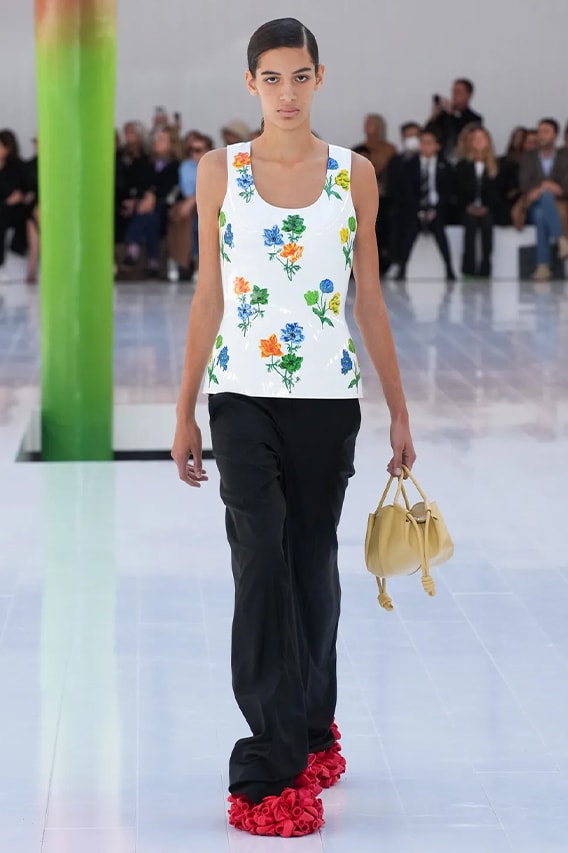 LOEWE 2023 春夏系列時裝秀正式發佈