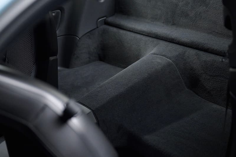 Porsche 正式發表全新輕量化車型 911 Carrera T