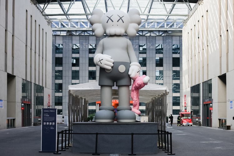 Sotheby’s 于上海展示 KAWS 大型雕塑《分享》
