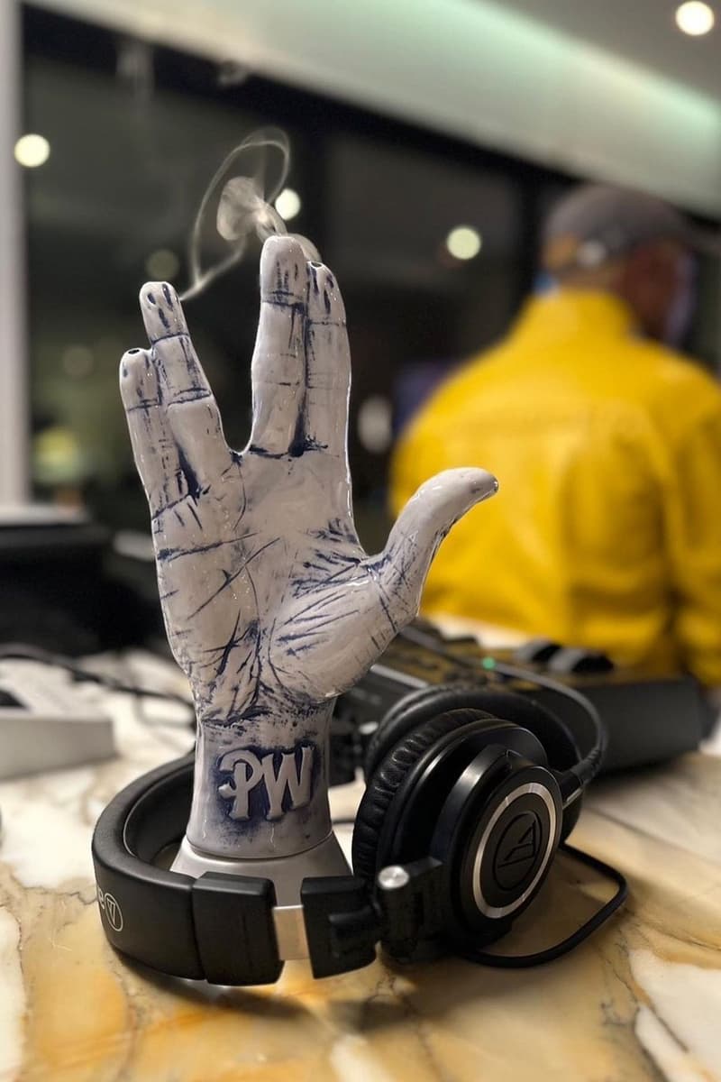 NEIGHBORHOOD 攜手 Pharrell Williams 打造 Vulcan Salute 造型陶瓷線香座