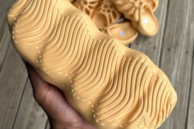 adidas YEEZY 450 Slide 黃色迭代近賞圖率先曝光