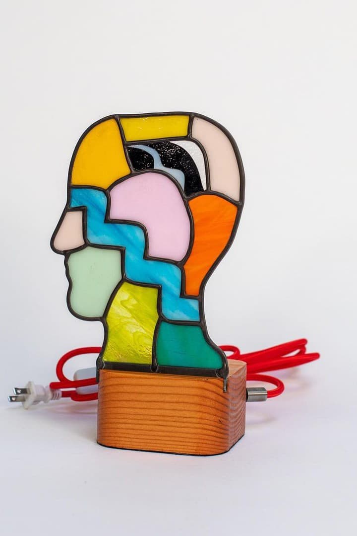 Brain Dead 携手艺术家 Kerbi Urbanowski 推出彩绘玻璃台灯