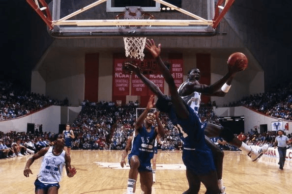 不同街头社群如何以经典鞋款打破经典