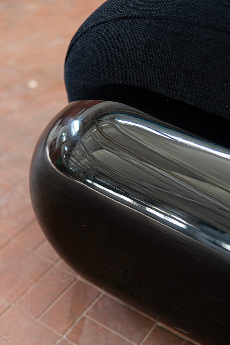 伦敦设计工作室 Holloway Li「T4」系列椅正式推出全新黑色迭代