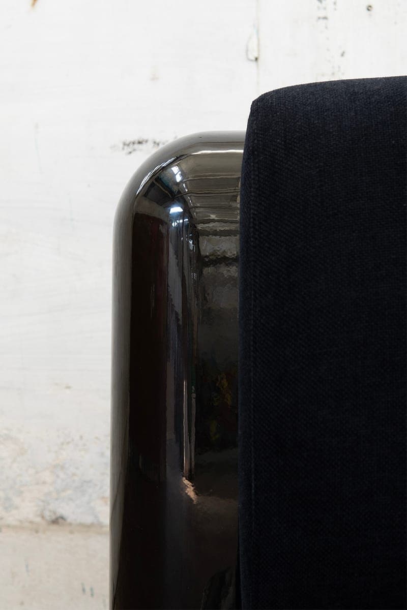 伦敦设计工作室 Holloway Li「T4」系列椅正式推出全新黑色迭代