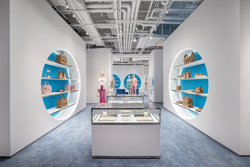 走进 Versace 全新太古里限时店铺