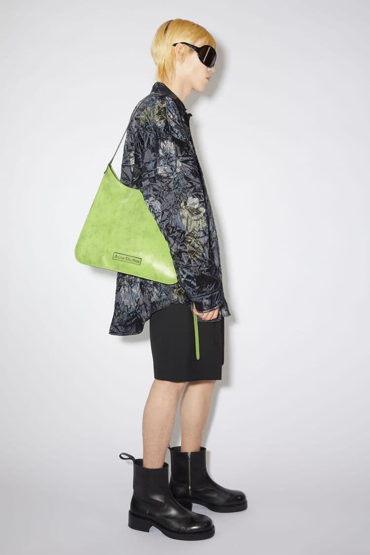 Acne Studios 推出全新 Platt Crackle 包袋