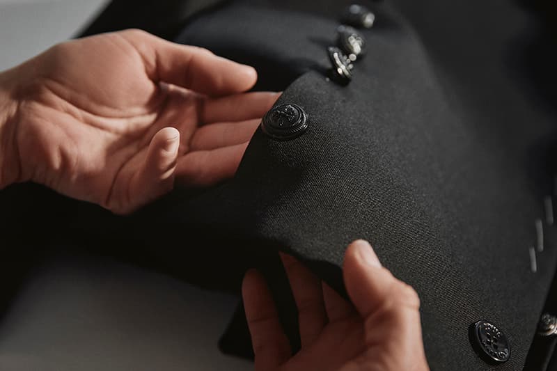 王嘉尔身穿 Louis Vuitton 定制套装现身 2023 Met Gala 红毯