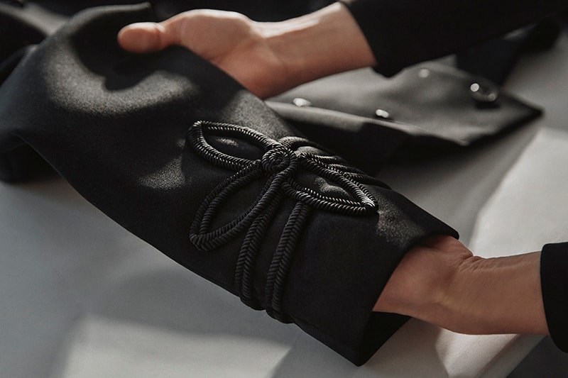王嘉尔身穿 Louis Vuitton 定制套装现身 2023 Met Gala 红毯