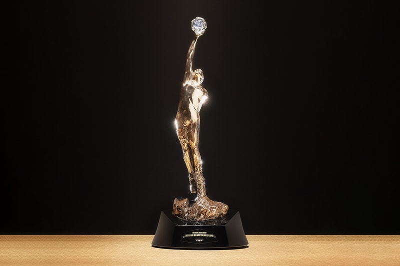 率先近賞 NBA 全新常规賽 MVP 獎盃「The Michael Jordan Trophy」