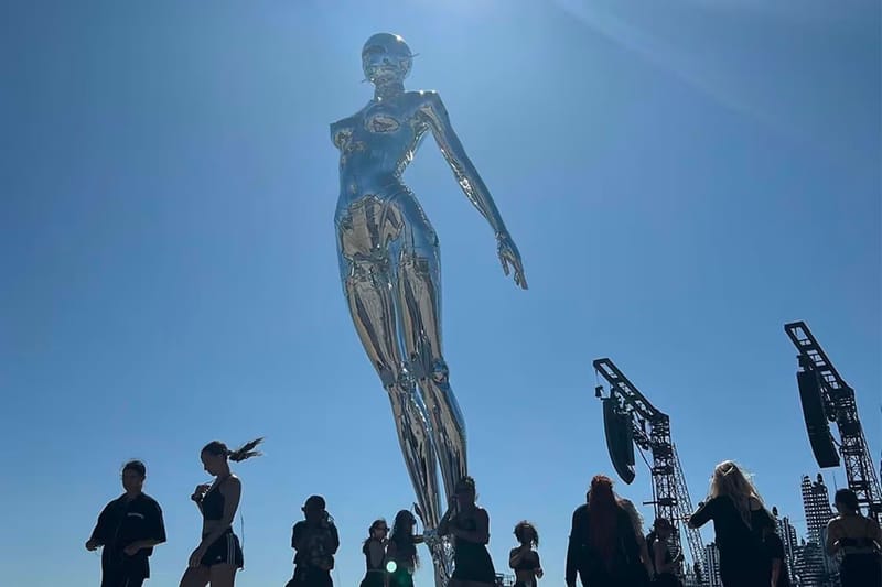 空山基為 The Weeknd 巡演打造「巨型機械人裝置」