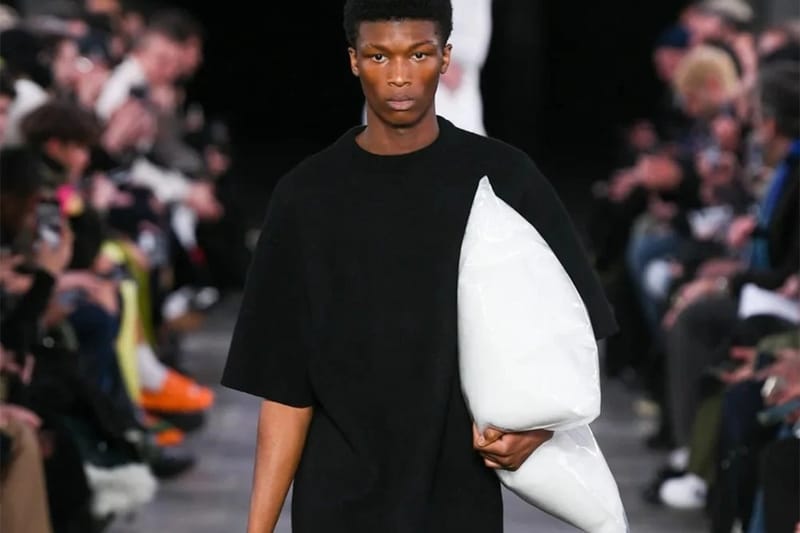 JW Anderson 正式推出要價 $690 美元「枕頭」手拿包