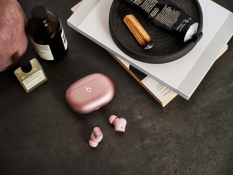 Beats Studio Buds + 正式推出两款全新金属质感配色