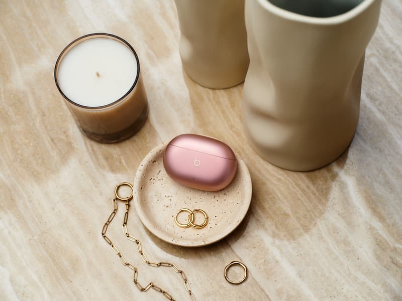 Beats Studio Buds + 正式推出两款全新金属质感配色