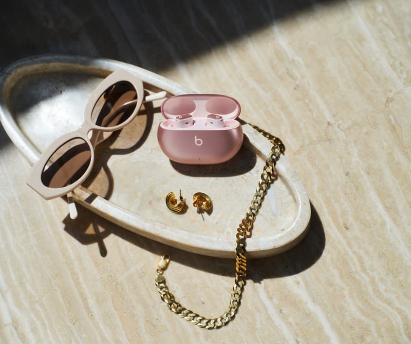 Beats Studio Buds + 正式推出两款全新金属质感配色