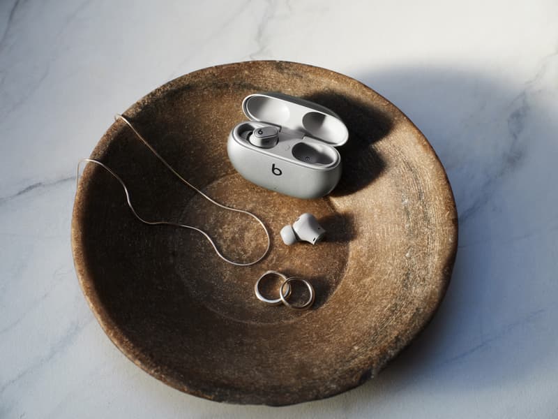 Beats Studio Buds + 正式推出两款全新金属质感配色