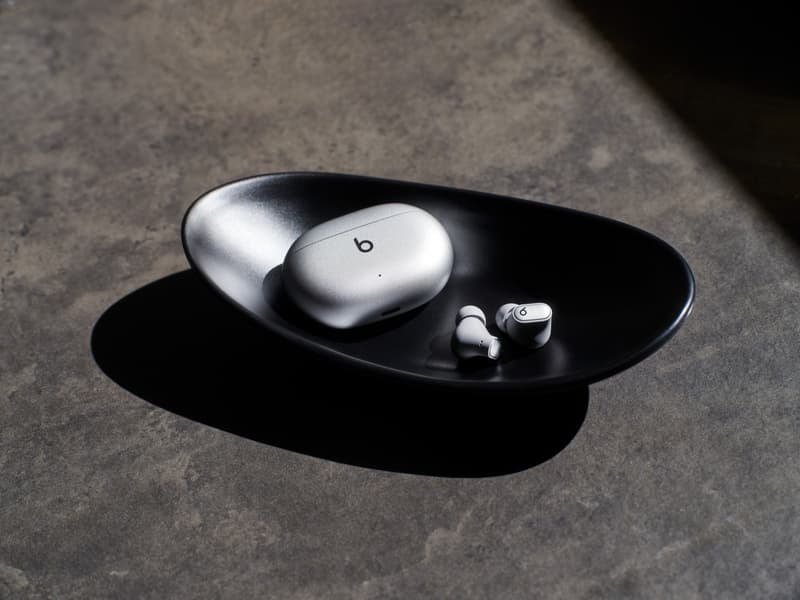 Beats Studio Buds + 正式推出两款全新金属质感配色