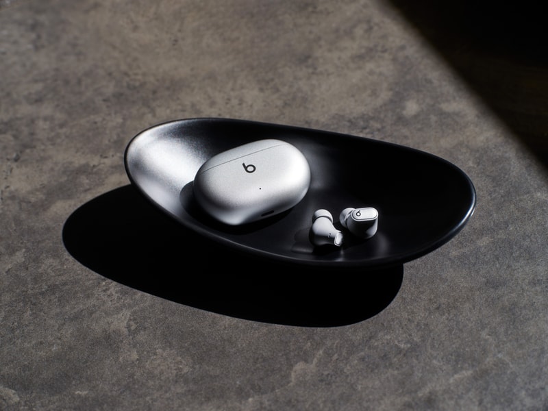 Beats Studio Buds + 正式推出两款全新金属质感配色