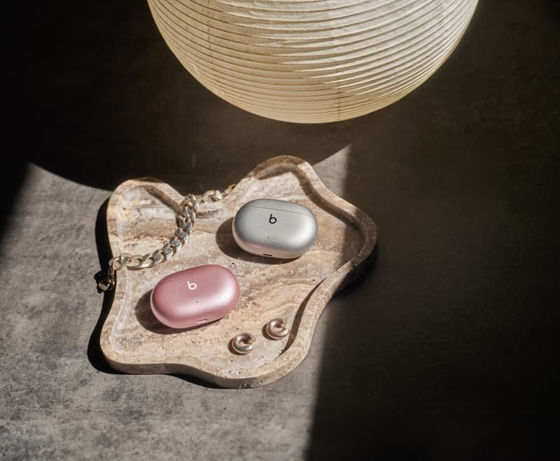 Beats Studio Buds + 正式推出两款全新金属质感配色