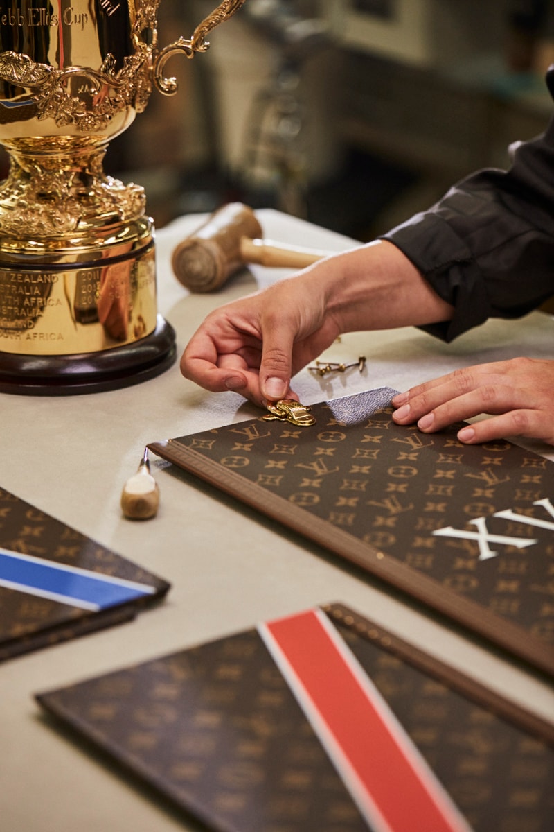 Louis Vuitton 为 2023 年法国橄榄球世界杯定制奖杯箱