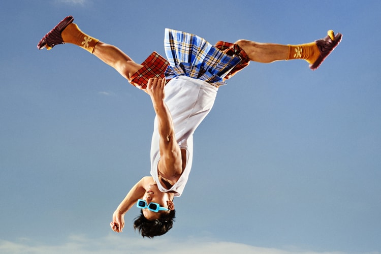 Crocs 携手 Salehe Bembury 推出 Pollex Slide 全新配色